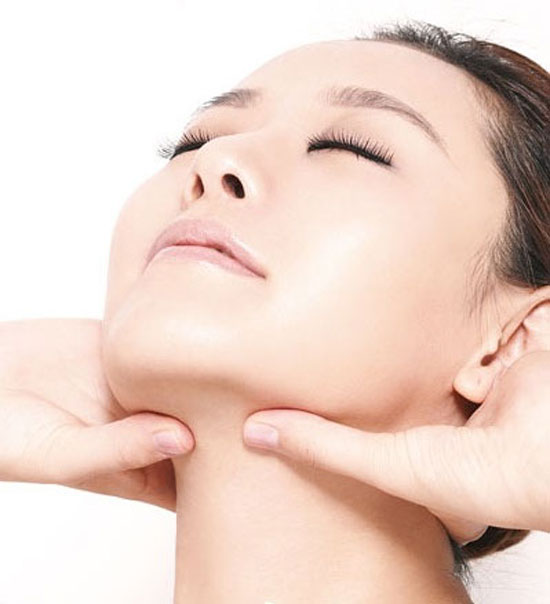 Massage Khuôn Mặt Thường Xuyên Để Giảm Nọng Cằm